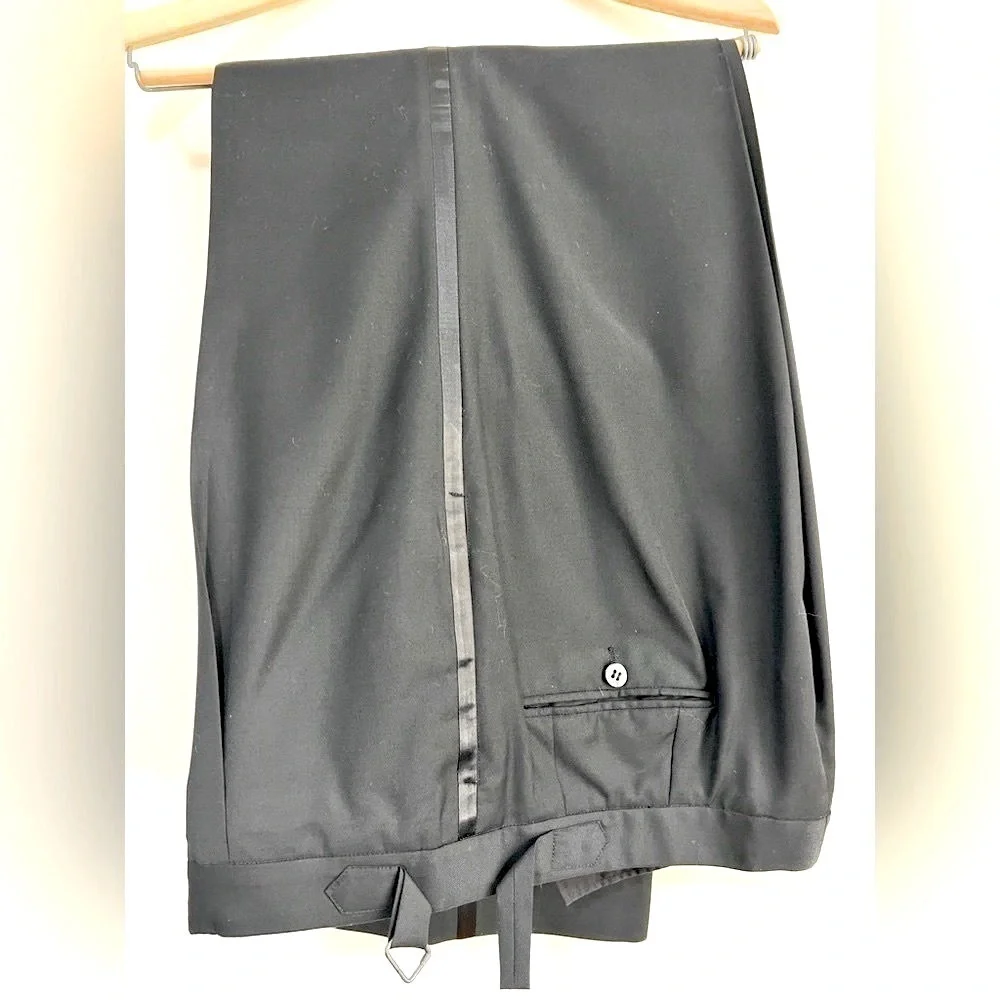 - Men’s Tuxedo. 100% Handmade. Stunning Quality. Size 44L